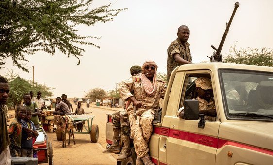 Forças armadas nigerianas circulam na região de Agadez, Níger.