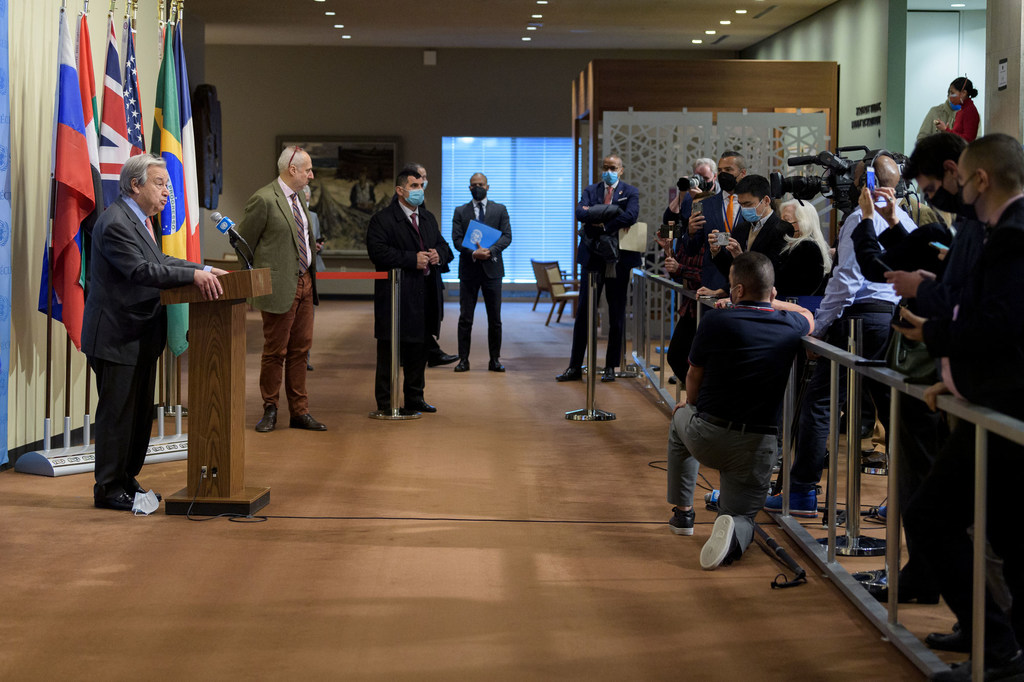 El Secretario General António Guterres (en el podio) informa a los periodistas sobre la situación de Ucrania, en la sede de la ONU en Nueva York