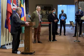 El Secretario General António Guterres (en el podio) informa a los periodistas sobre la situación de Ucrania, en la sede de la ONU en Nueva York.