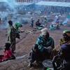 Des personnes déplacées se rassemblent et préparent des repas sur le terrain de l'église catholique de Drodro, dans la province d'Ituri, en République démocratique du Congo.