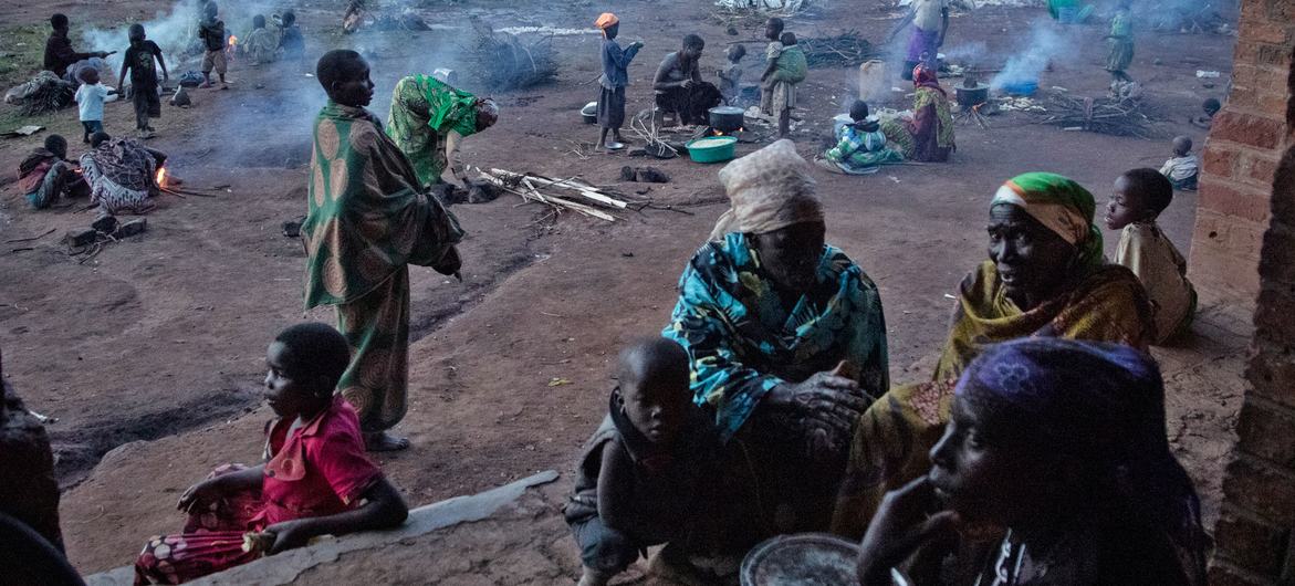 Des personnes déplacées se rassemblent et préparent des repas sur le terrain de l'église catholique de Drodro, dans la province d'Ituri, en République démocratique du Congo.