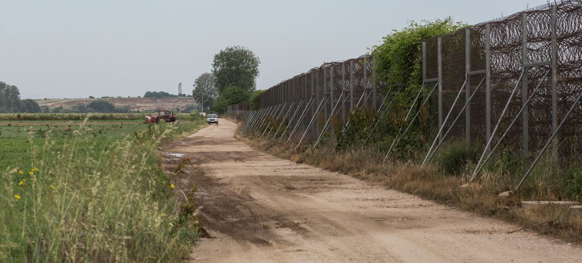 Un muro con alambrado de doce kilómetros marca la frontera entre Grecia y Turquía.