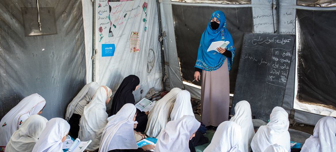 Un enseignant s'adresse à un groupe de filles dans la province de Nangarhar, en Afghanistan (photo d'archives)