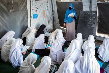 Un enseignant s'adresse à un groupe de filles dans la province de Nangarhar, en Afghanistan (photo d'archives)