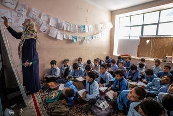 Une enseignante dans une école primaire de la ville de Herat, en Afghanistan.
