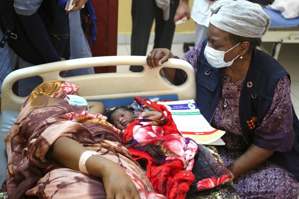 Mkurugenzi mtendaji wa UNFPA wakati alitembelea mama na mtoto hospitalini kwenye wadi jimbo la Blue Nile, Sudan.