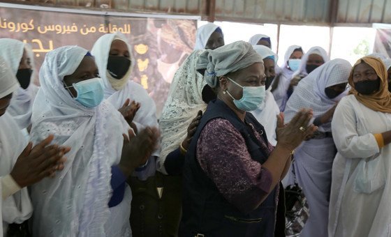 UNFPA Executive Director Natalia Kanem (centre) interacts with midwives at a hospital in Sudan’s Blue Nile state.