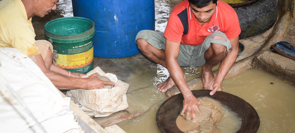 Trabalhadores usam as próprias mãos para procurar ouro usando mercúrio tóxico em Camarines Norte, Filipinas