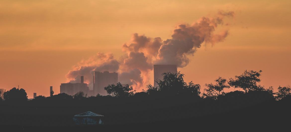 Des émissions rejetées par une centrale électrique à Köln, en Allemagne.