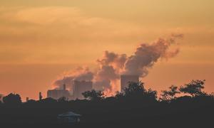 德国科伦发电厂正在排放废气。