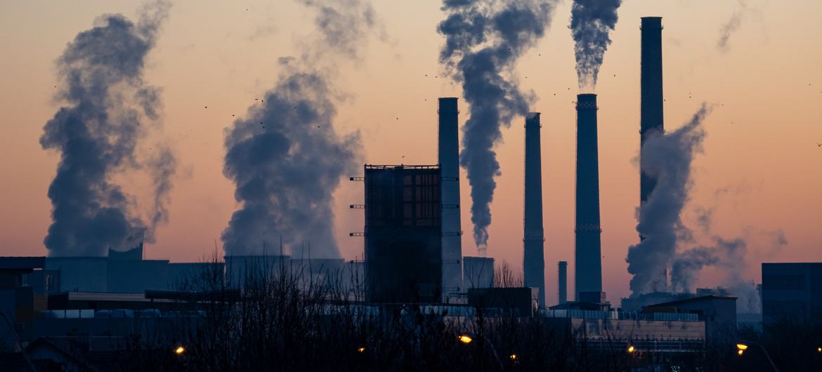 Электростанции, работающие на ископаемом топливе, загрязняют воздух парниковыми газами, которые приводят к изменению климата. 