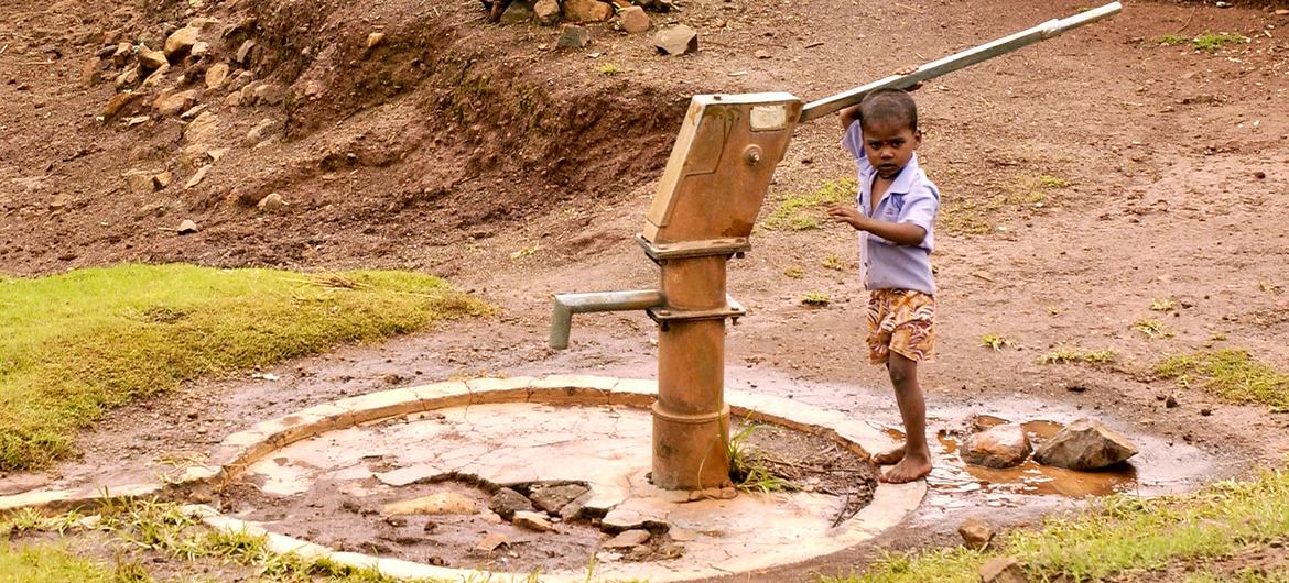 Un niño saca agua de un pozo en Bhor, en Maharashtra (India), durante la época de lluvias.