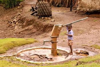 Un enfant tire de l'eau d'un puits dans le village de Bhor Rice, pendant la saison des pluies, en Inde.