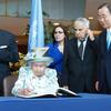 2010年，菲利普亲王（左一）陪同伊丽莎白二世女王到访纽约联合国总部，女王正在访客名册上签名，右一是时任联合国秘书长潘基文。