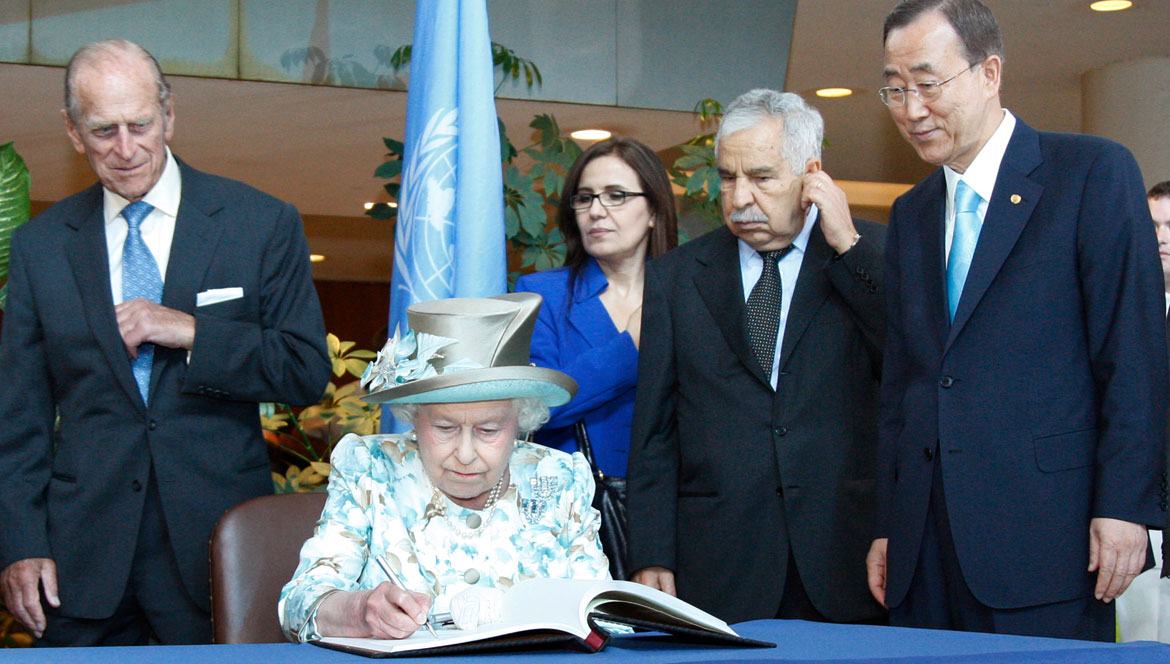 Rainha Elizabeth assina livro de honra na sede da ONU em Nova Iorque, acompanhada pelo príncipe Philip