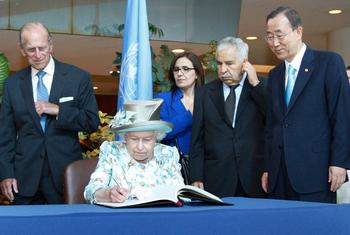 Королева Елизавета II расписывается в Книге почетных гостей во время визита в ООН вместе с супругом в 2010 г.