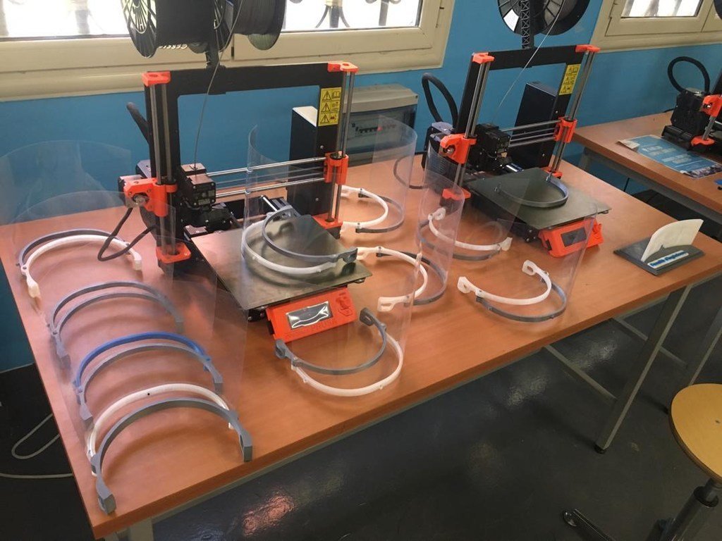 在吉布提的“工厂实验室”，移民为卫生工作者制作的3D打印面罩。