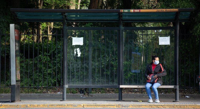 Una mujer espera el autobús en Buenos Aires, Argentina