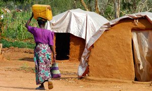 سيّدة تسير في قرية إعادة التوطين "كاغيو" التي تبعد نحو ثلاث ساعات شرق العاصمة الرواندية كيغالي في منطقة البحيرات الكبرى