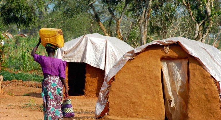 سيّدة تحمل الماء وتعود إلى قريتها الواقعة شرقي رواندا.