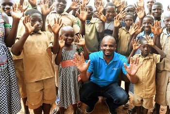 时任联合国儿童基金会驻科特迪瓦代表的阿布巴卡尔·坎波访问了该国的克拉克罗(Krakro)。