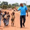 时任联合国儿童基金会驻科特迪瓦代表的阿布巴卡尔·坎波访问了该国的克拉克罗(Krakro)。