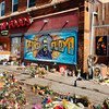 美国明尼苏达州，民众在佛洛依德遭警察跪压的事发地点绘制了纪念壁画并摆放了鲜花。