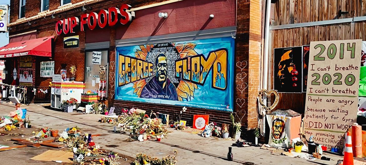 Tributes are left for George Floyd outside the grocery store in the US state of Minnesota where he was murdered by a police officer. 