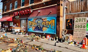 Tributes are left for George Floyd outside the grocery store in the US state of Minnesota where he was murdered by a police officer. 