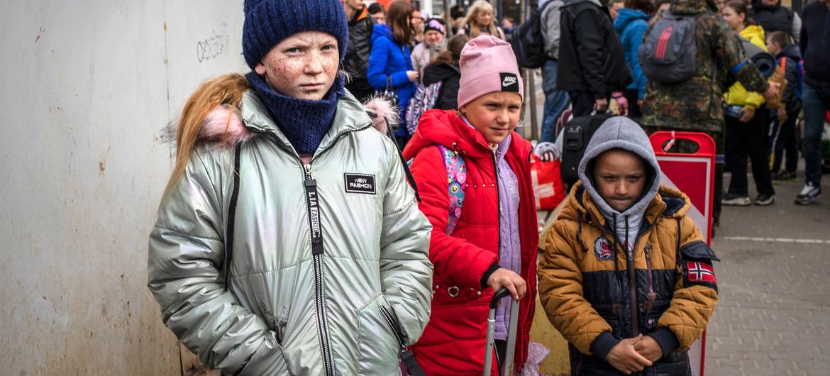 यूक्रेन के माइकोलाइफ़ शहर में भारी बमबारी के बाद, वहाँ से निकलते लोग, जो पोलैण्ड के लिये जाते हुए लोग, लिविफ़ से गुज़रते हुए.