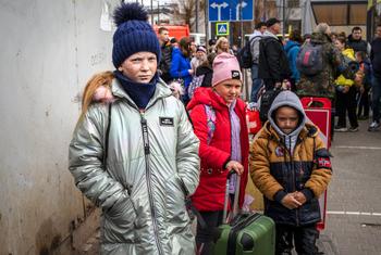 Las personas que huyen de la ciudad de Mykolaiv, fuertemente bombardeada, pasan por Lviv, en el oeste de Ucrania, de camino a Polonia.