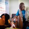 المدير الإقليمي لليونيسف لجنوب آسيا يقوم بتلقيح طفل لاجئ من الروهينغا بلقاح شلل الأطفال
