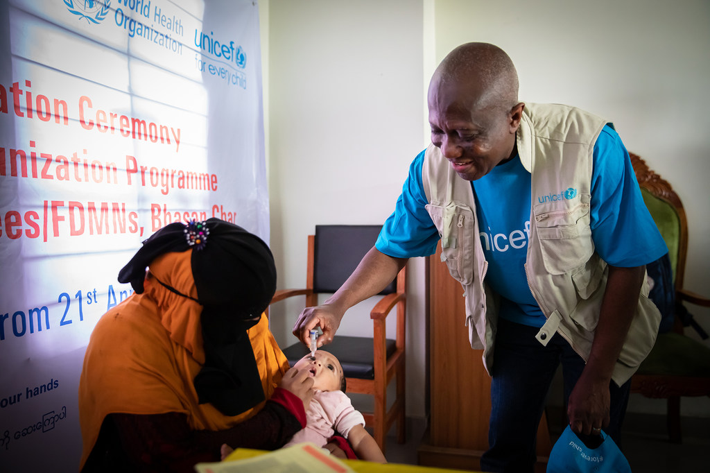 George Laryea-Adjei, director regional de UNICEF para Asia Meridional, inocula la vacuna contra la poliomielitis a un bebé refugiado rohingyá. 