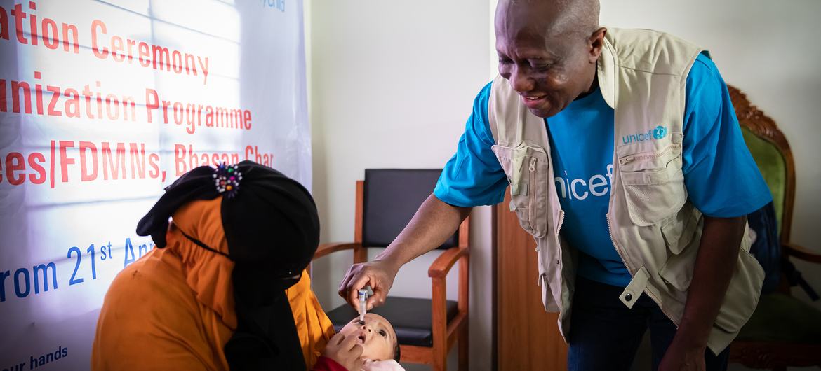 المدير الإقليمي لليونيسف لجنوب آسيا يقوم بتلقيح طفل لاجئ من الروهينغا بلقاح شلل الأطفال