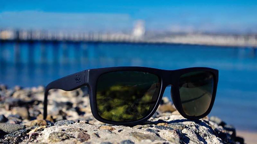 再造衣生（RemakeHub）设计的用回收渔网做成的太阳眼镜，这款眼镜与世界自然基金会合作销售。