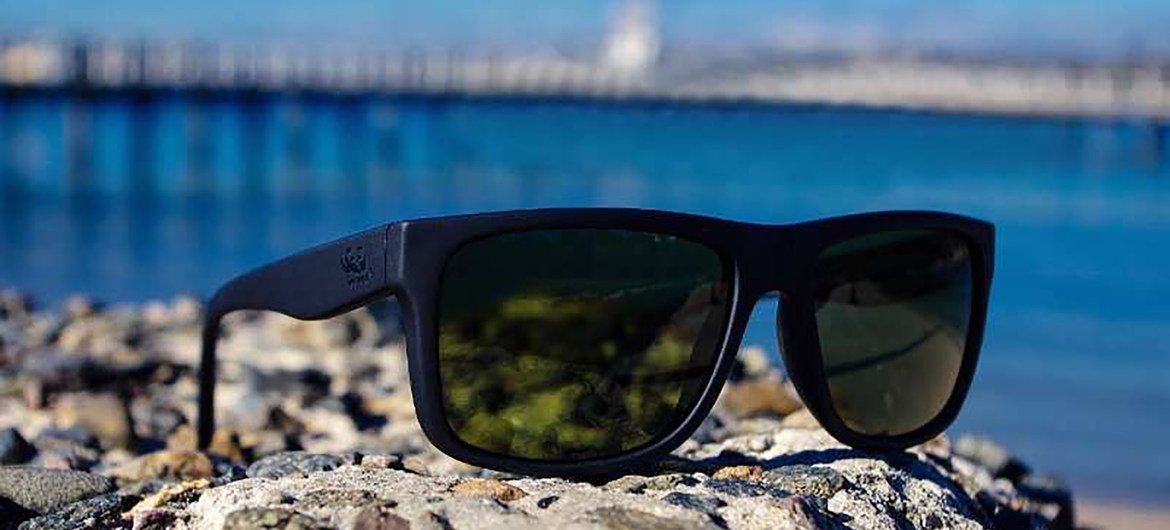 Des lunettes de soleil fabriquées à partir de filets de poissons recyclés sont en vente dans le cadre d'un partenariat avec le Fonds mondial pour la nature.