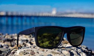 再造衣生（RemakeHub）设计的用回收渔网做成的太阳眼镜，这款眼镜与世界自然基金会合作销售。