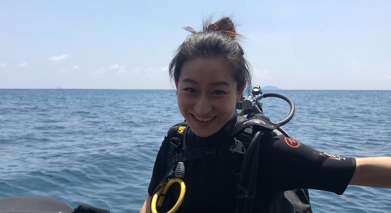 Sissi Chao出海参与回收渔网工作。