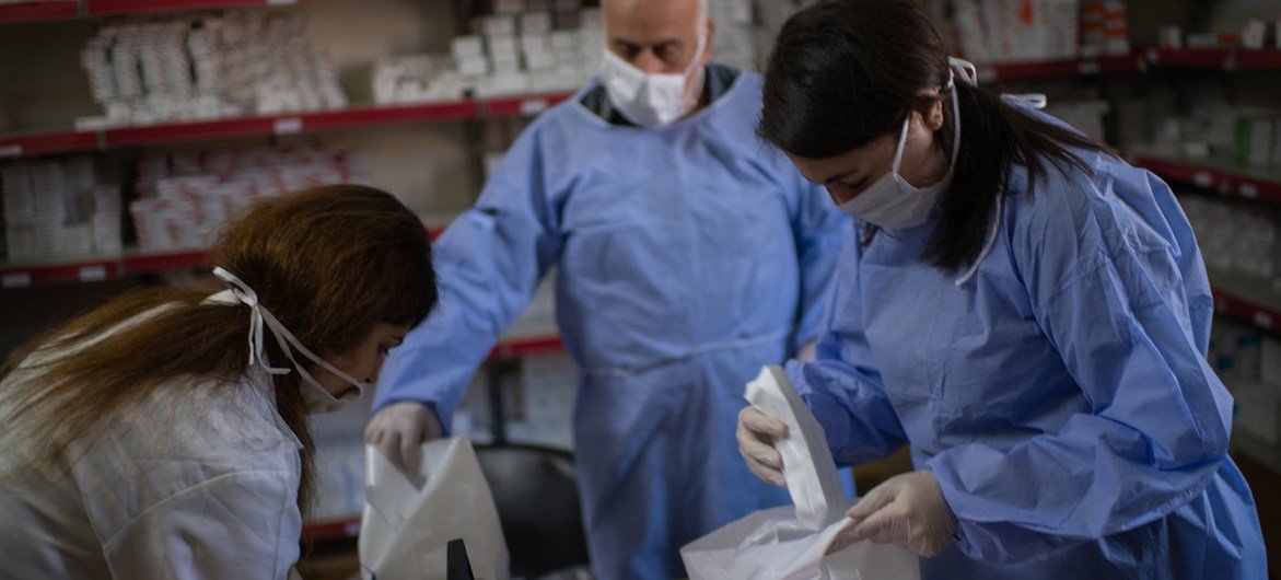 在2019冠状病毒病大流行紧急情况下，难民署向约旦境内的难民运送药品。