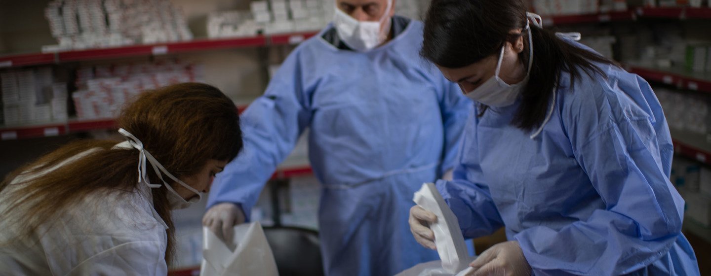 Medicamentos sendo selecionados para entraga aos refugiados na Jordânia durante a emergência de Covid-19.