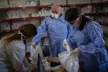 在2019冠状病毒病大流行紧急情况下，难民署向约旦境内的难民运送药品。