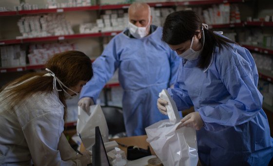 Medicamentos sendo selecionados para entraga aos refugiados na Jordânia durante a emergência de Covid-19.