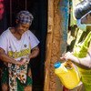 Dans le bidonville de Kibera à Nairobi, au Kenya, les habitants reçoivent de l'eau et du savon pour se laver les mains afin d'aider à stopper la propagation du coronavirus.
