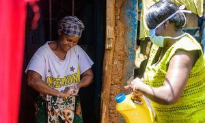 في حي كيبيرا الفقير في نيروبي، كينيا، يتم تزويد السكان بالماء والصابون لغسل أيديهم من أجل المساعدة في وقف انتشار الفيروس التاجي.