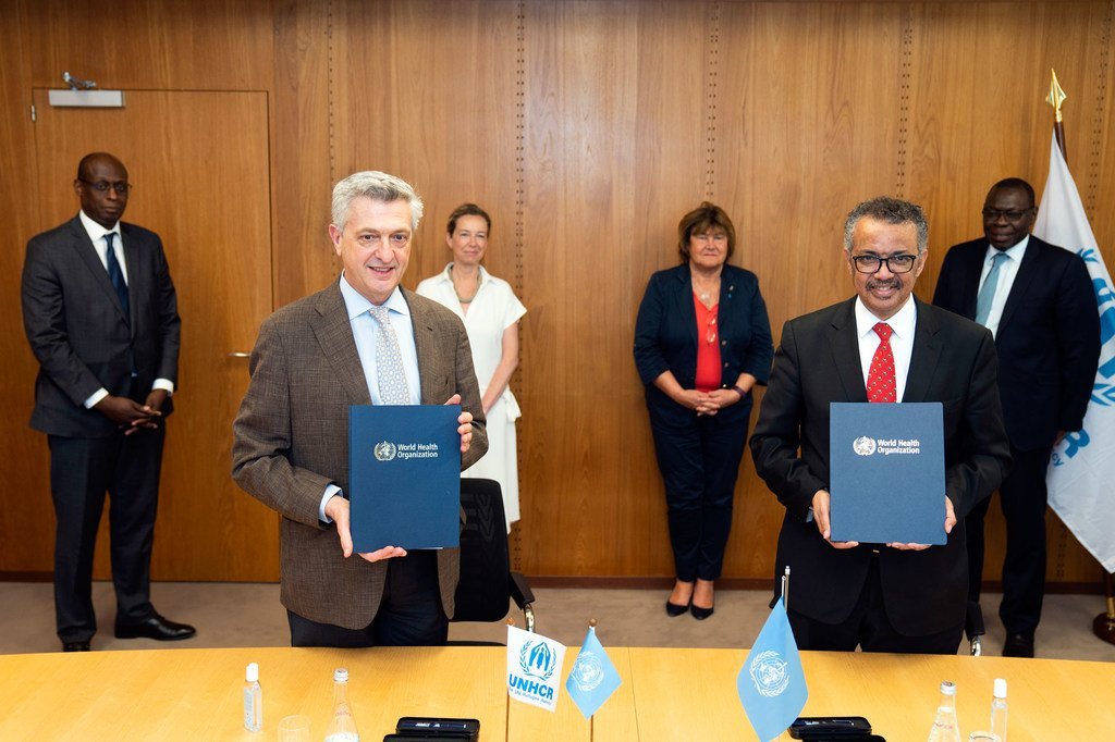 联合国难民事务高级专员格兰迪(左)和世界卫生组织总干事谭德塞签署了一项协议，重点是将难民纳入国家卫生准备和应对计划。