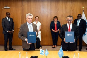 联合国难民事务高级专员格兰迪(左)和世界卫生组织总干事谭德塞签署了一项协议，重点是将难民纳入国家卫生准备和应对计划。