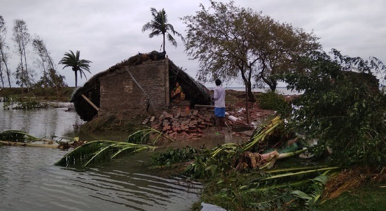 चक्रवाती तूफ़ान 'अम्फन' बुधवार को पूर्वी भारत में तटीय इलाक़ों से टकराया.