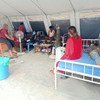 طاقم اليونيسف والجيش النيبالي ينصبون خيمة طبية في موقع مستشفى بهري المكتظ في إحدى المدن وسط غربي البلاد.