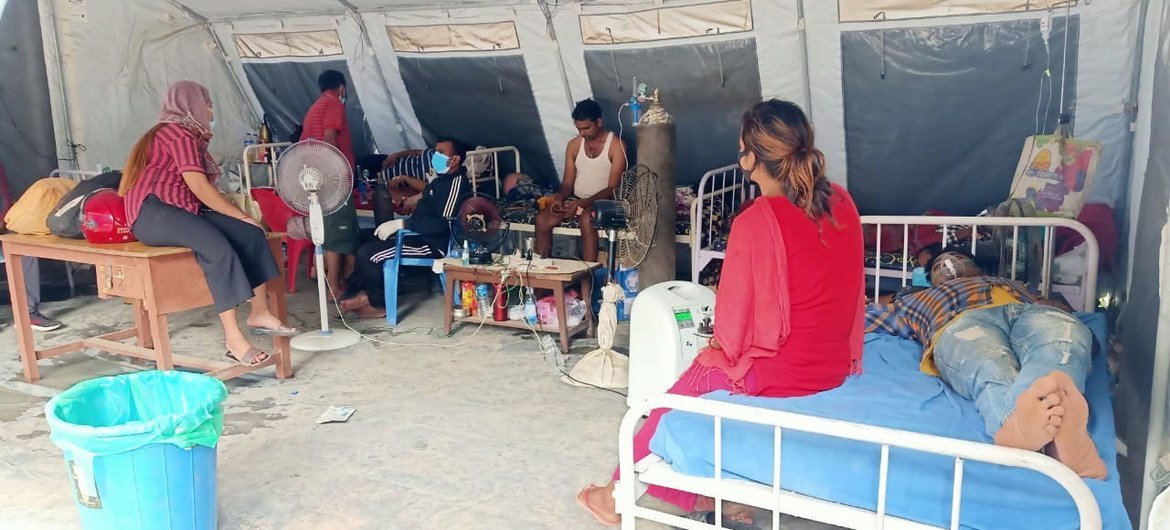 طاقم اليونيسف والجيش النيبالي ينصبون خيمة طبية في موقع مستشفى بهري المكتظ في إحدى المدن وسط غربي البلاد.