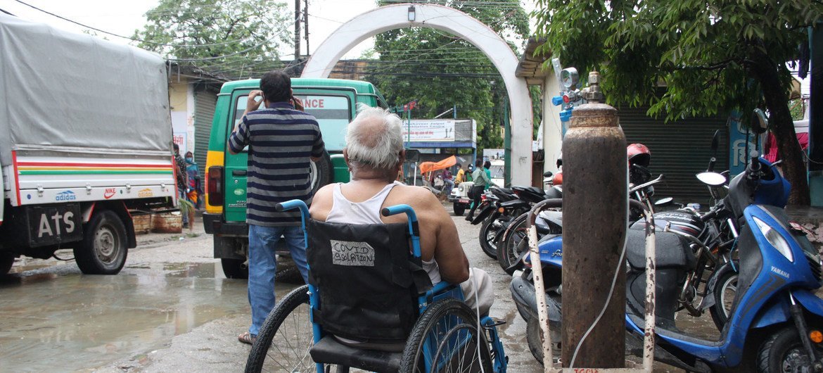 Helsepersonell og tjenestesøkere ved Narayani Hospital i Birgunj i Parsa-distriktet i det sørlige Nepal, hvor mange behandlingsanlegg for COVID-19 er strukket til det ytterste.